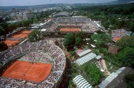 To zoom in or out and see the surrounding area, use the buttons shown. Roland Garros Stadium Extension Projet