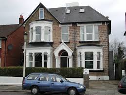 İngiltere'nin ab'den 31 ekim'de anlaşmasız olarak ayrılması halinde ülkedeki konut fiyatlarının gelecek yıl yüzde 6,2 düşmesinin beklendiği belirtildi. Ingiltere De Yasam Giderleri Edumag