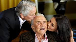 Summertree, starring michael douglas and produced by his father kirk douglas, examines the vietnam war and its consequences on the soldiers drafted to fight and the families they leave behind. Michael Douglas Uber Vater Kirk Er Vergisst Immer Meinen Namen Leute Bild De