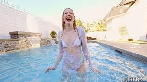 Beautiful > Kallie taylor se dio un chapuzón en la piscina y ahora quiere  sexo