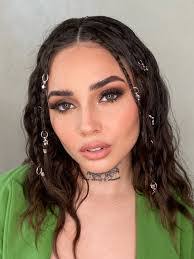 Annie Gill's Instagram, Twitter & Facebook