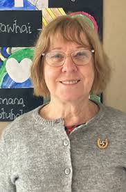 Donna Warwick's Instagram, Twitter & Facebook