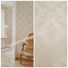 Wallpaper dinding ruang tamu ini berwarna motif dengan motif bunga dan memberikan sentuhan kemewahan yang elegan. Jual Wallpaper Dinding Kamar Ruang Tamu Minimalis Classic Elegant Mrj Type 20020 1 Wallpaper Model Klasik Wallpaper Import Korea Wall Paper Taiwan Dinding Ukuran Kecil Wallpaper Dinding Ruangan Wallpaper Murah Minimalis Import Quality
