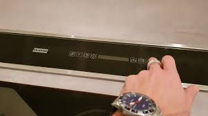 Mittig im kochfeld befindet sich der dunstabzug aus gusseisen. Bosch Serie 8 Backofen Und Kochfeld Inselkochen Franke Downdraft Youtube