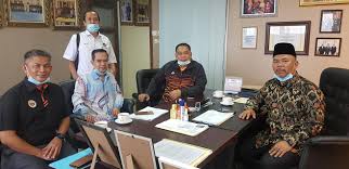 Datuk dr shahruddin bin md salleh. Sebentar Tadi Menerima Kunjungan Daripada Setiausaha Politik Yb Menteri Belia Sukan Malaysia Yg Hormat Dato Ahmad Bin Darus Ke Pejabat Saya Personaliti Beliau Yang Sangat Beramah Mesra Dan Mudah Mendekati