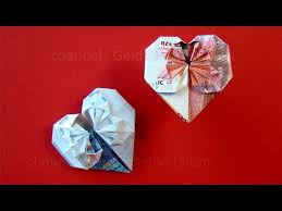 Geldherzen sind sind eine einfache möglichkeit um ein geldgeschenk zur hochzeit optisch aufzuwerten. Geldscheine Falten Herz Geldgeschenke Hochzeit Basteln Geld Falten Herz Diy Origami Geschenk Youtube