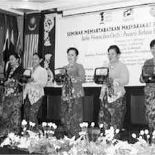 Biasanya makanan kaum baba berasal dari masakan cina tetapi disesuaikan dengan selera kaum baba yang gemarkan masakan. Pdf Baba Nyonya Dance A Preliminary Survey On The Social History Of Peranakan Dance Groups In Melaka