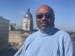 Minister changes parties, will run for Senate