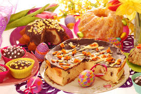 Backe, backe kuchen… jetzt wo das wetter immer schlechter wird, wir mit trüben und nebligen tagen rechnen müssen und die temperaturen immer mehr und mehr sinken, bekomme ich wieder richtig lust darauf, den ganzen tag in der küche zu stehen und kleine leckereien zu backen. Sortiment Von Ostern Susswaren Kasekuchen Ring Kuchen Muffins Auf Bunten Festlichen Tafel Lizenzfreie Fotos Bilder Und Stock Fotografie Image 13184149