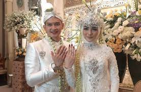 Banyak yang mengunggah rekaman live instagram citra dan ali pada 4 april 2018 silam. Sah Jadi Suami Istri 5 Momen Nikah Citra Kirana Dan Rezky Aditya Matamata Com