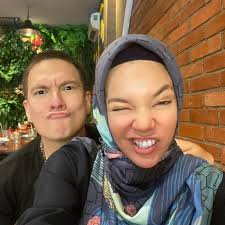 Related to chelsea islan agama. Toleransi Tinggi 7 Potret Persahabatan Artis Yang Beda Agama Matamata Com