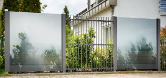 Eine Kombination Aus Sichtschutz Modell Glarus Und Einem Stabzaun Modell Detroit Die Materialien Glas Und Aluminium Versprechen Eine Pflegel Zaun Sicht Modell
