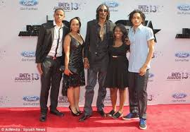 In the video, the rapper featured pharrell along with his three sons, including julian. Who Is Shante Broadus Snoop Dogg S Wife The Kids Age Height Celebion