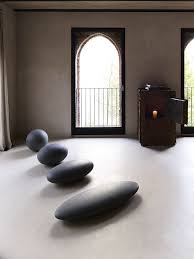 Une Ancienne Fabrique Transformee En Loft Par Axel Vervoordt Table Basse En Pierre Loft Architecte Interieur