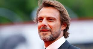 Drama kriminal tentang penyelidikan kasus orang hilang yang dikomandoi elio masantonio, seorang detektif dengan kepribadiannya yang kompleks namun memiliki kemampuan luar biasa untuk masuk ke dalam kehidupan dan apa yang ada dalam kepala orang hilang tersebut. Masantonio Plot And Complete Cast All About The New Fiction With Alessandro Preziosi Ruetir