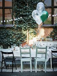 Har Trangs Bade Udda Stolar Och Glas For Att Ge Plats At Det Viktigaste En Riktigt Lang Kvall Tillsammans Terje Klappstol Svart Ikea Utemobler Sommarbrollop