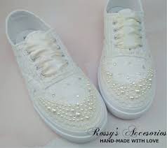 Beadyourfashion hat eine grossartige auswahl an strass perlen, verteiler, klemmen und anhängern. Hochzeit Sneakers Fur Braut Perlen Und Strass Tennisschuhe Etsy