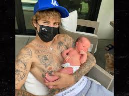 Buy 2021 justin bieber tickets at vivid seats® | order online today. Justin Hailey Bieber Pose With Alaia Baldwin S Newborn Baby Girl