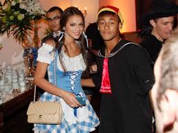 Depois da polêmica festa de carlinhos maia, neymar planejou uma festa de réveillon de cinco dias a festa começou ontem (25) e vai até a virada do ano, em mangaratiba, no litoral do rio de janeiro. 11mar2013 Bruna Marquezine E Neymar Vao A Festa A Fantasia Que Comemora Os 30 Anos Do Cantor Thiaguinho Em Sao Paulo 1363089570645 1024x768 Welovebuzz Ø¹Ø±Ø¨ÙŠØ©