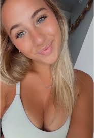 Amanda Marlow's Instagram, Twitter & Facebook