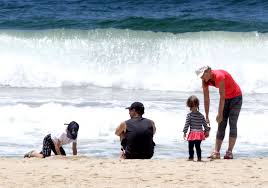 Um jovem ambicioso que vai beijar a mão enrugada dos velhos coronéis, pedir a benção. Angelica E Luciano Huck Brincam Com Os Filhos Benicio E Eva Em Praia Do Rio Angelica E Luciano Huck Huck Rio