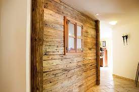 gasthof gruber perlesreut altholz wand mit fenster wandverkleidung holz altholz haus haus hacks
