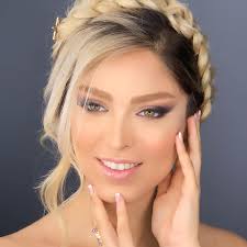 ورق بزنید و عکس قبل از میکاپ و مرحله کانتورینگ و هایلایتینگ رو هم ببینید😍  . این دو مرحله از مهمترین قسمتهای گریم هر فرم چهره ای هست و باعث متعادلسازی  و