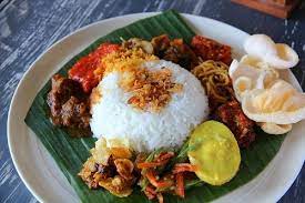 Nasi Campur Is The Most Popular Indonesian Dish The Name Means Mixed Rice And Consists Of Small Portions Of E Cuisine Indonesienne Cuisine Cuisine Africaine