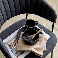 Des chaises pour table de cuisine, pour table salle à manger aussi. Chaise Salle A Manger Grise Vintage Accoudoirs Sur Cdc Design