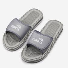 Nowe klapki kubota mają też wypełnić lukę na rynku, na którym mnóstwo jest tanich i kiepskiej jakości klapków basenowych klapki kubota wracają w wielkim stylu. Klapki Kubota Rzep Szare