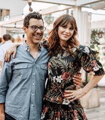 Zooey deschanel was born on january 17, in the year, 1980 and she is a very famous american actress, singer, model, and also a songwriter. How Do You Make People Care Throw A Dinner Party With Zooey Deschanel Los Angeles Times