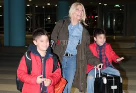 Ποιες ήταν οι πρώτες της. Faih Skorda Sto Aerodromio Me Toys Gioys Ths Fthis Gr
