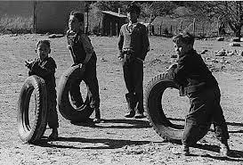 Mientras que los niños jugaban a las escondidas, bolinchas o policías y ladrones; Fb Img 1452068556072 Juegos De Calle Ninos Jugando Juegos Antiguos