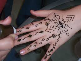 Occasionally i will add peppermint as it helps with circulation to the skin. How To Apply And Cure Henna Paste