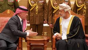 عبرت أرملة عاهل الأردن الراحل الملك حسين، الملكة نور والدة الأمير حمزة عن أملها من أن تسود الحقيقة والعدالة لكل الضحايا الأبرياء لهذا كما أعلن ولي العهد الأردني السابق، الأمير حمزة بن الحسين، أن قيادة جيش المملكة وجهت له بالبقاء في منزله وعدم الاتصال بأحد، قائلا إنه. Ø§Ù„Ù…Ù„Ùƒ ÙˆÙˆÙ„ÙŠ Ø§Ù„Ø¹Ù‡Ø¯ ÙŠÙ‚Ø¯Ù…Ø§Ù† Ø§Ù„Ø¹Ø²Ø§Ø¡ Ø¨ÙˆÙØ§Ø© Ø§Ù„Ø³Ù„Ø·Ø§Ù† Ù‚Ø§Ø¨ÙˆØ³ Ø¨Ù† Ø³Ø¹ÙŠØ¯ ØµÙˆØ± Alghad