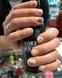 Para ello nada como elegir unas uñas como estas que ves arriba que cuentan además con una bonita decoración en dos tonos, negro y dorado, mezclado las uñas color coral 2021 también están muy de moda. Pin De Caio Marcelo En Men Nails Manicura De Unas Unas De Maquillaje Disenos De Unas Mate