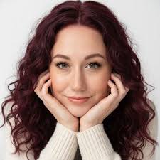 ✈️ Emirates Cabin Crew Interview Grooming Guide 🌸 Overall Look  (Non-Negotiable) Clean, elegant, hotel-lobby luxury vibe Conservative,  polished, and professional Nothing trendy, flashy, or experimental Think:  timeless, calm confidence 👩‍✈️ For Women