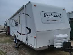 It offers all the comforts that a traveler can wish for under a total the excellent storage space and the kitchen island provides more than enough workspace. 2006 Used Forest River Rockwood Ultra Lite 2501 S Travel Trailer In Texas Tx