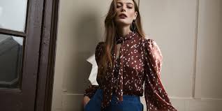 Er schmeichelt jedem nihilistischen (buddhistischen) instinkte und verkleidet ihn in musik, er schmeichelt jeder christlichkeit, jeder religiösen ausdrucksform der décadence. So Schmeichelt Die Bluse Der Figur