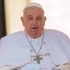 POP Mais | Papa Francisco faz uma aparição pública surpresa, a primeira desde que deixou o hospital, cumprimentando multidões de uma cadeira de rodas... | Instagram