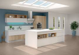 Cette cuisine baignée de lumière marie mobilier blanc et bois clair. Cuisine Moderne Sur Mesure Avec Ilot Central Teinte Bois Et Blanc