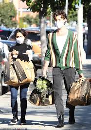 Check spelling or type a new query. Shawn Mendes Und Camila Cabello Tragen Viele Lebensmittel Wahrend Sie Ihren Koffer In La Aufladen Aktuelle Boulevard Nachrichten Und Fotogalerien Zu Stars Sternchen