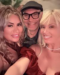 Rodeada de gente bonita, de la que suma, inspira y vibra bonito. Porque la  verdadera belleza siempre empieza en el corazón. Agradecida con Dios por  cada encuentro y cada sonrisa compartida. @johnrengifotv @