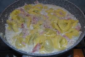 500 g di tortellini di modena pasta fresca rossi. Ricetta Tortellini Alla Panna Fresca