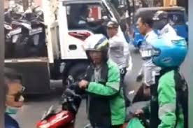 Lowongan kerja pt pertamina lulusan sma smk info loker bandung juni 2021 lowongan kerja cianjur 2021: Tegang Video Kericuhan Driver Ojol Lawan Dishub Gara Gara Motor Diangkut Karena Parkir Sembarangan Motorplus Online Com