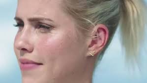 47 meters down grossed $44.3 million in the united states and canada and $17.4 million in other territories for a worldwide total of $61.7 million, against a production budget of $5.5 million. The Earrings Of Kate S Claire Holt In 47 Meters Down In The Deep Spotern
