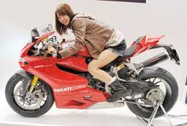日本最大の二輪イベント 東京モーターサイクルショー2013 をときひろみがリポート 27 バイカーの女の子 ドゥカティ ディアベル スーパー バイク