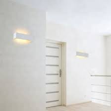 A particularly unique feature is the rotating reflector, which controls the desired amount of direct and indirect light diffused by the ribbed glass backplate. China Modern Led Aluminum Profile Linear Wall Light Indoor Hallway Sconce Spot Saloon Warm White China Wall Light Indoor Linear Wall Light