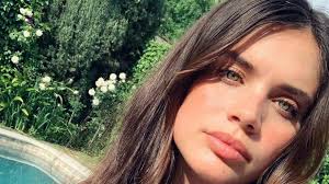 Si algo diferencia las fotos que sara sampaio comparte con sus cinco millones de seguidores en instagram, de las del resto de modelos, es que ella siempre sonríe. Sara Sampaio Arrasadora Em Nova Campanha Da Victoria S Secret