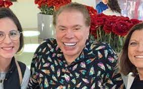 A informação foi confirmada pela assessoria de imprensa do sbt. De Pijama Em Shopping Nos Estados Unidos Silvio Santos E Tietado Por Brasileiros Noticias Da Tv